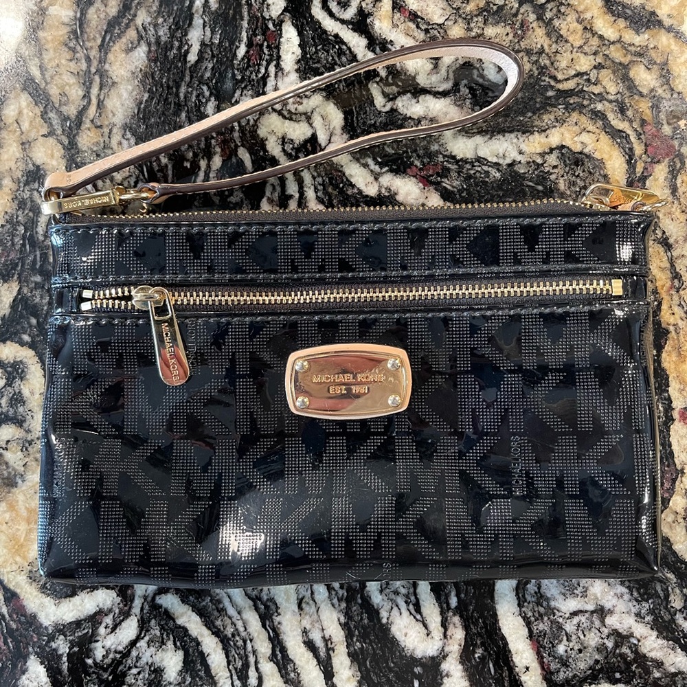 Michael Kors Wristlet 7.5 out of 10